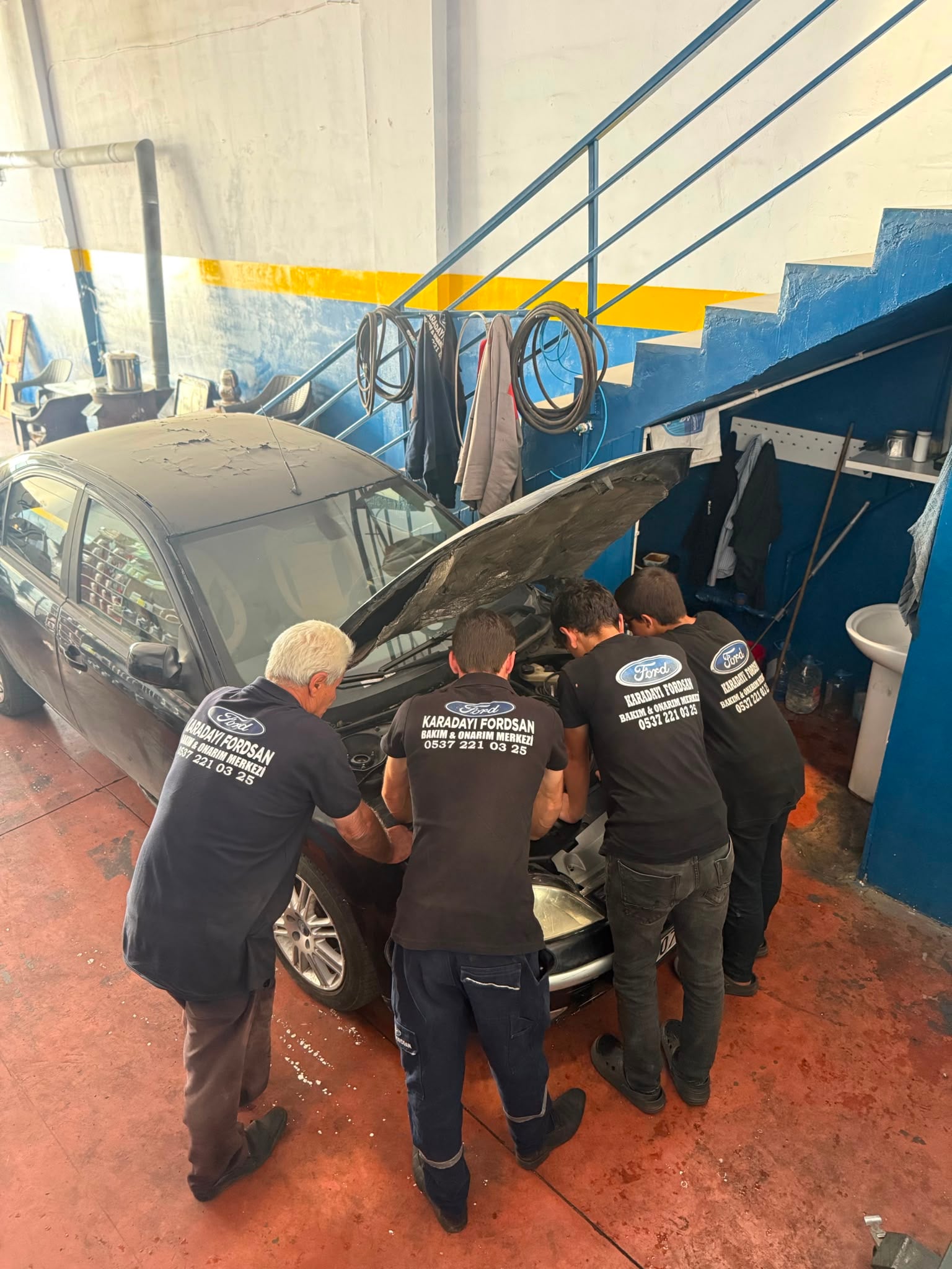 Karadayı Fordsan ekibi araç üzerinde çalışırken; haberle ilgili işletme fotoğrafı