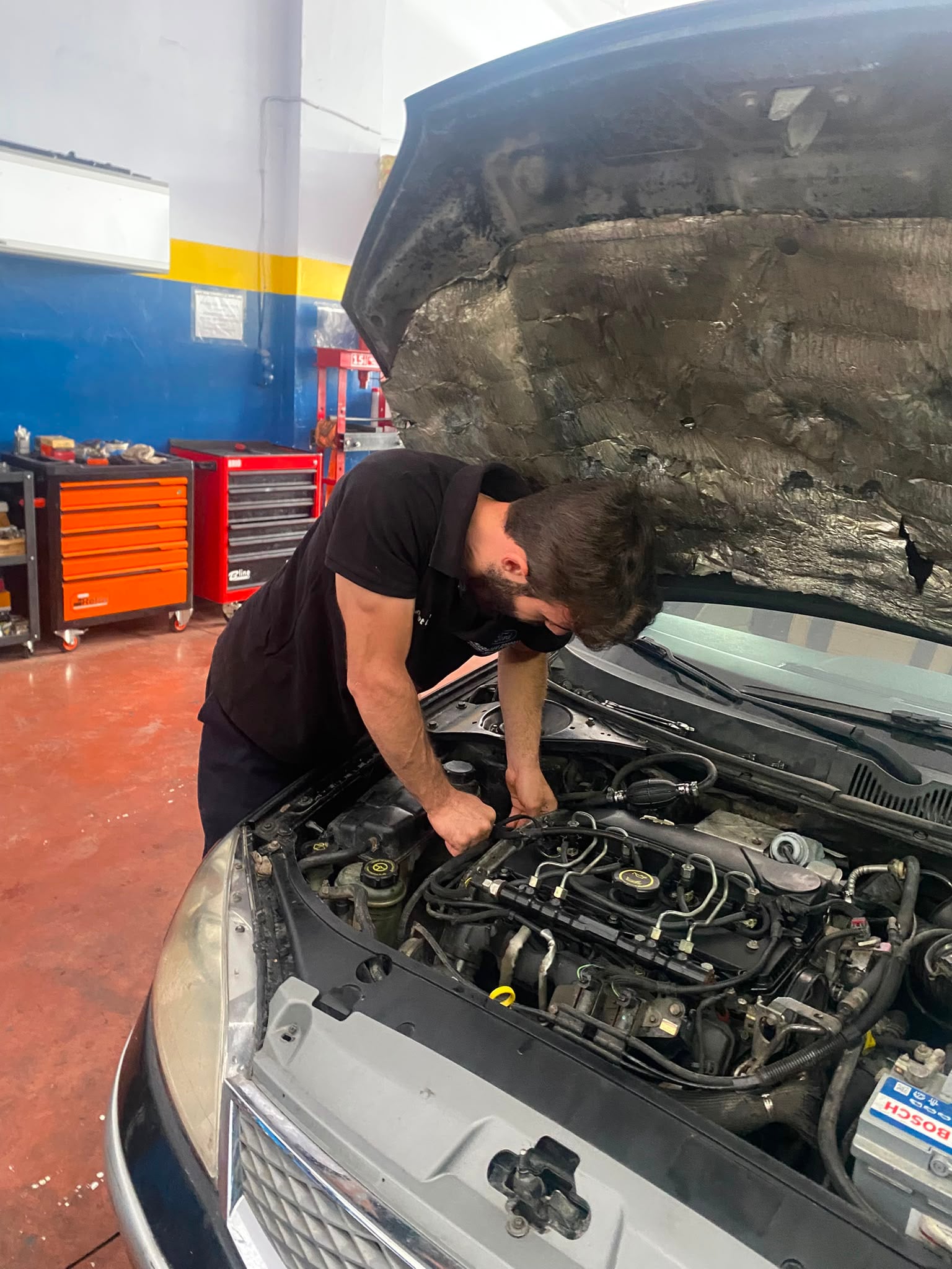 Karadayı Fordsan’da aracın motor bölmesinin incelenmesi