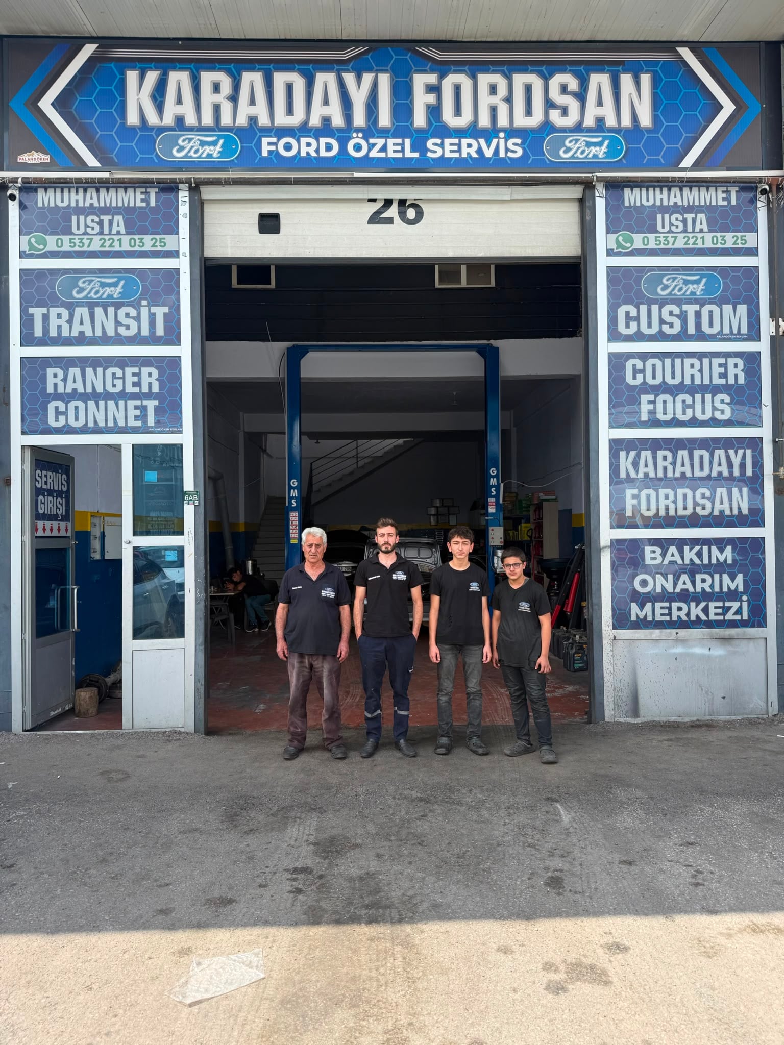 Karadayı Fordsan ekibi servis önünde; haberle ilgili işletme fotoğrafı
