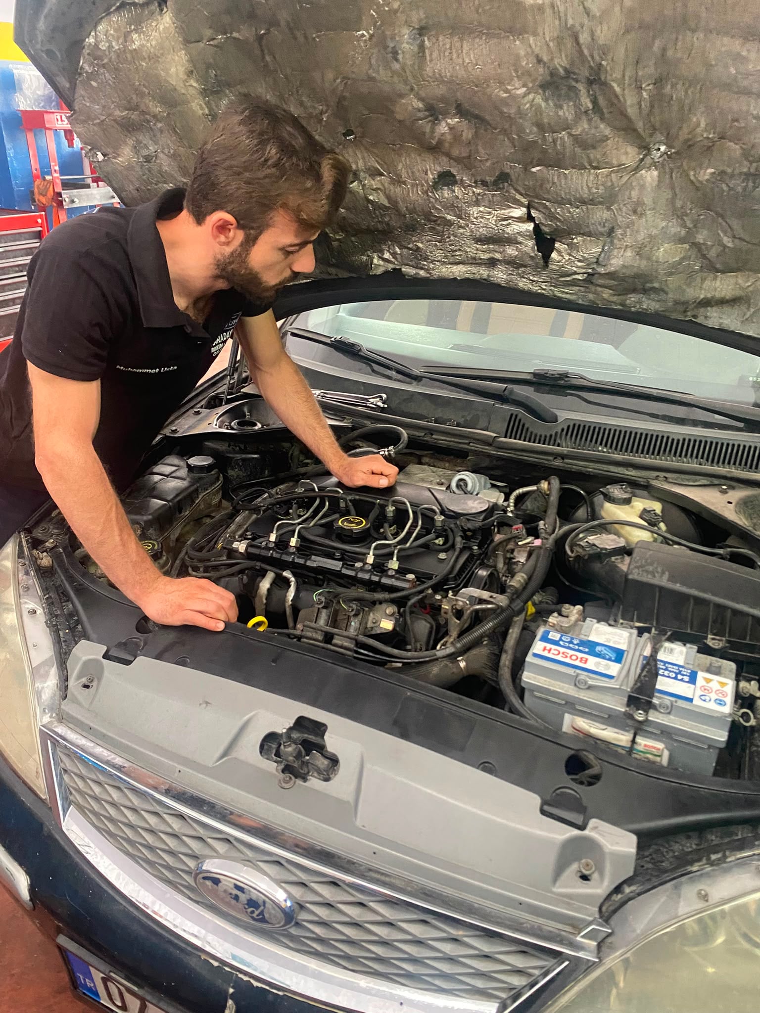 Karadayı Fordsan’da Ford aracın motor bölmesinin kontrolü